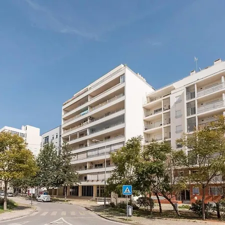 Beautiful 1 Bedroom With Stunning View Apartment *