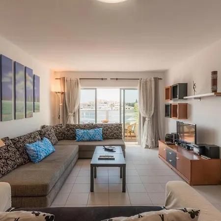 Beautiful 1 Bedroom With Stunning View *